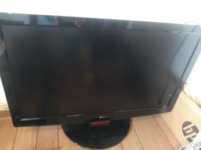 TV ANTIGA LG  COM DEFEITO NA TELA/IMAGEM. PARA DESOCUPAR O CÔMODO.