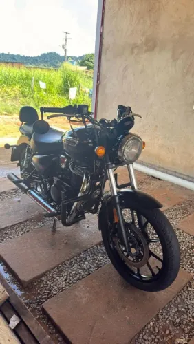 Meteor 350 Stellar Black 2023 - Royal Enfield - para motociclista exigente