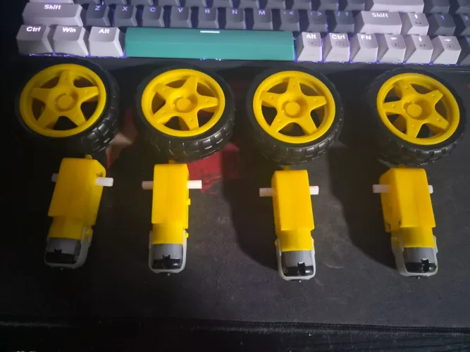 4 Motores com caixa de redução (modelo TT) de 3v a 6v com rodas