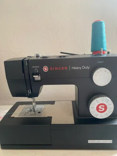 Máquina de costura singer 4423