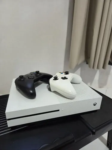XBOX ONE S (Retirada de materiais) + 2 Controles originais