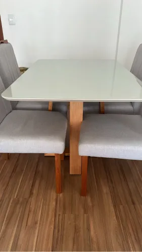 VENDO CONJUNTO DE MESA COM 4 cadeiras