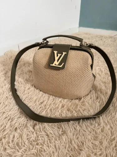 Mala de Ombro/Mão Texturizada Estilo Ráfia com Logótipo LV ?