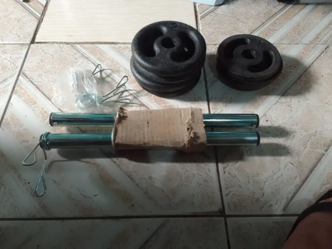 Kit academida barras 40 cm , 4 anilhas de 2 kilos e 4 anilhas de 1 kilo