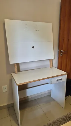 Escrivaninha e painel desmontado