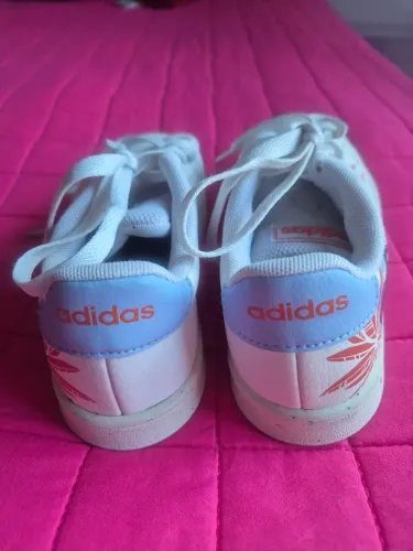 Tênis infantil adidas excelente estado. Tamanho 29