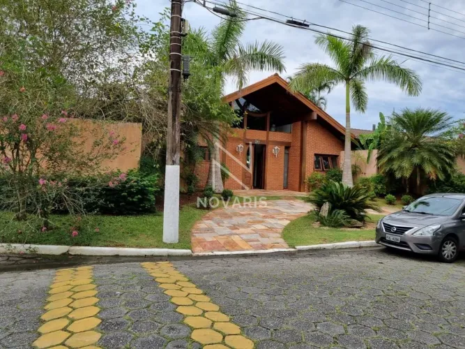 Casa de Condomínio com 5 Quartos e 6 banheiros à Venda, 700 m²