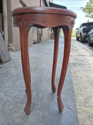 Mesa de canto antiga feita em madeira e pedra