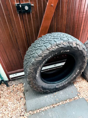 Jogo com 4 pneus BFGoodrich 275/65 r17