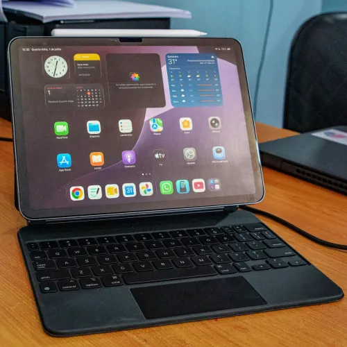 iPad Air M3 11" 128GB + Magic Keyboard + Pencil Pro (Estado de Novo)