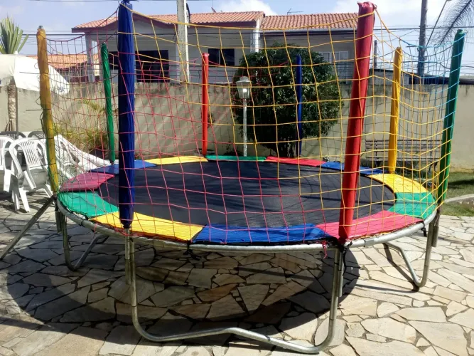 Cama elástica, piscina de bolinha e área kids