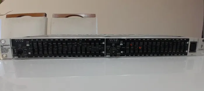 2 Equalizadores Behringer FBQ1502HD, sucata, para retirar peças