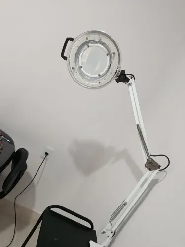 Vende se Luminária Led com Lupa ... Cor branca !