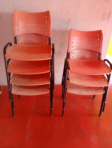 Cadeiras de plástico