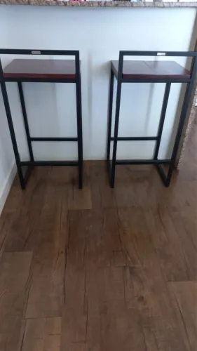 2 banquetas de madeira maciça