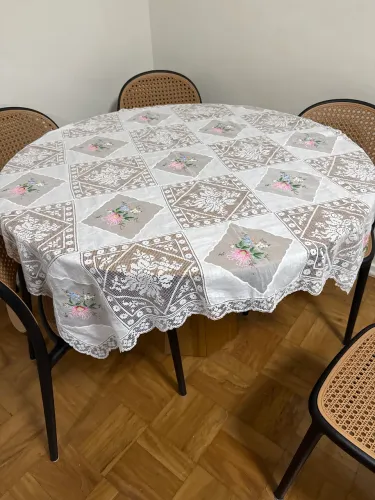 Toalha de mesa de renda bordada quadrada. Medida 1,30X1,30