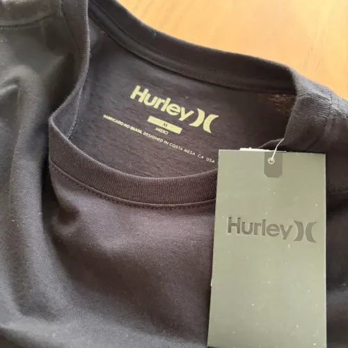 Camiseta Hurley com etiqueta 