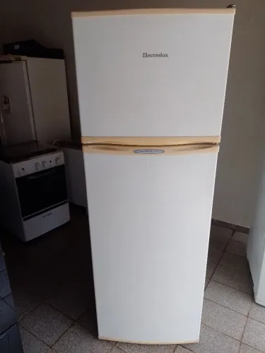 Geladeira Duplex, funcionando perfeitamente, tensão 110 volts, marca Electrolux