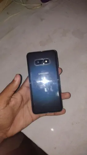 Este é um smartphone Samsung Galaxy S10e na cor preta, 