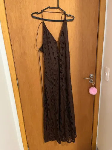 Vestido longo frente única e texturizado marrom