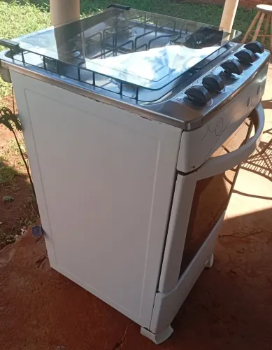 Vendo fogão 4 bocas, valor 180. *
