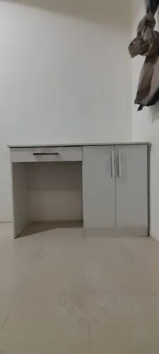 Escrivaninha usada, em ótimo estado de conservação. Ideal para estudos e home office.
