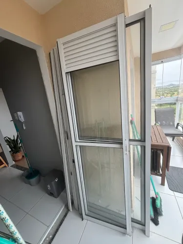 Vendo 2 portas em alumínio barato
