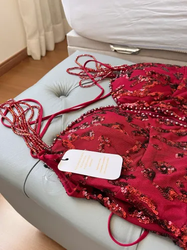 Vestido de festa marsala