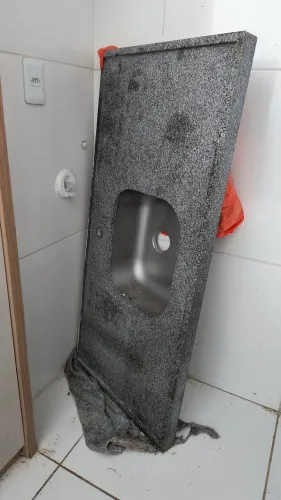 Pia de granito com cuba de aço inox