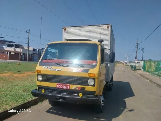 Caminhão 3/4 baú