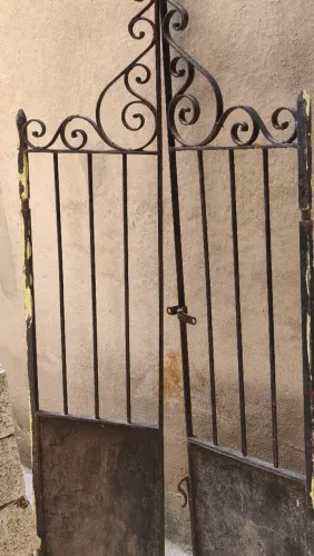 Portão antigo com detalhes em abraço anos 60/70