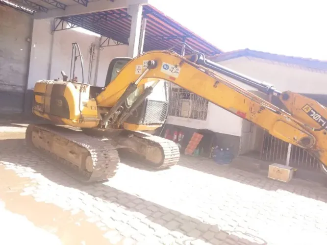 Escavadeira JCB JS130LC ano 2011