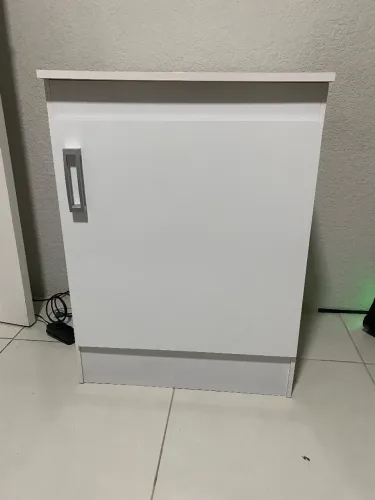 Cômoda branca de MDF