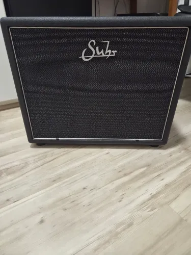 Gabinete Suhr Badger V30