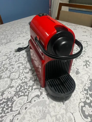 Máquina de café Nespresso Inissia C40 Vermelha