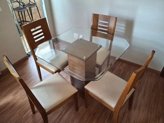 Conjunto mesa de vidro com 4 cadeiras de madeira.