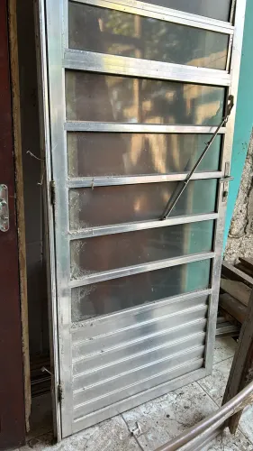 Porta em alumínio com caxilio está com defeito!