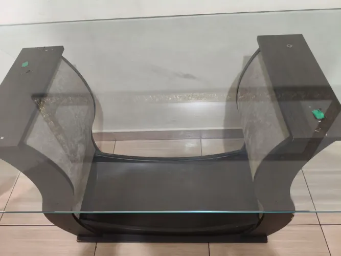 Mesa de Jantar com tampo de Vidro Temperado com 6 cadeiras.