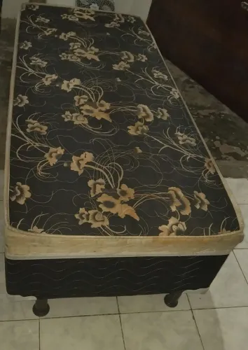 Cama solteiro.