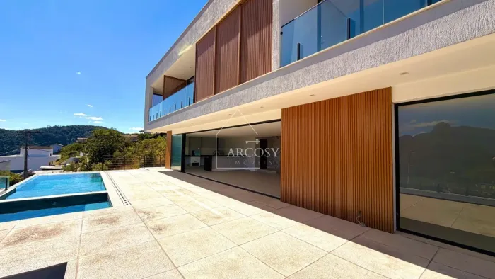 Casa com 4 dormitórios à venda, 380 m² por R$ 3.300.000,00 - Nogueira - Petrópolis/RJ