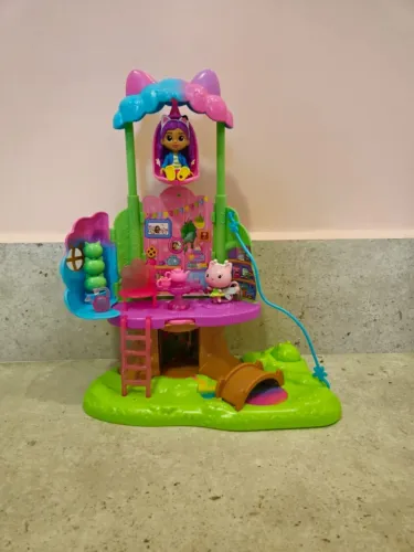 Gabbys Dollhouse Kitty Fadinha Com Casa Na Arvore