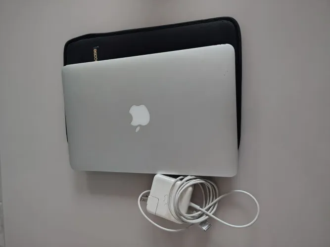 MacBook Air mid/ Ano 2012