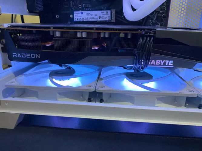 Rx 7600 triplo fan gigabyte 