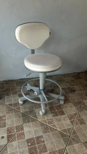 Mocho branco com regulagem de altura