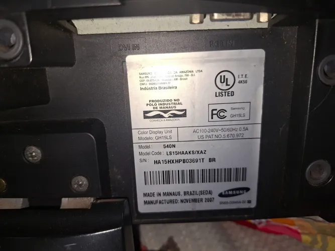 MONITOR SAMSUNG 15 polegadas, sem detalhes, vga, perfeito. Não vem com cabos