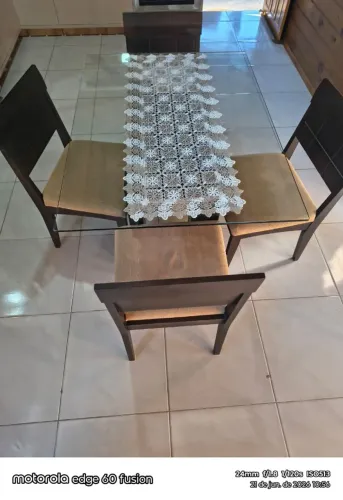 Vendo mesa com 4 cadeiras 