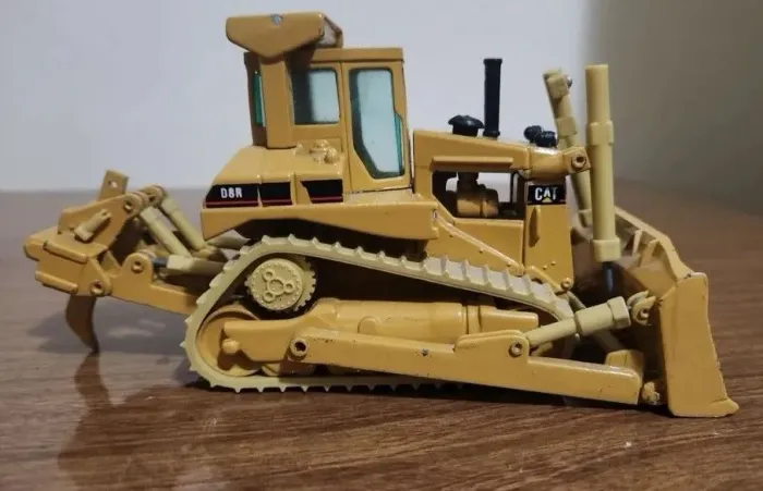 Miniatura Carrinho Trator de Esteiras D8R Caterpillar Anos 80 Escala 1/50