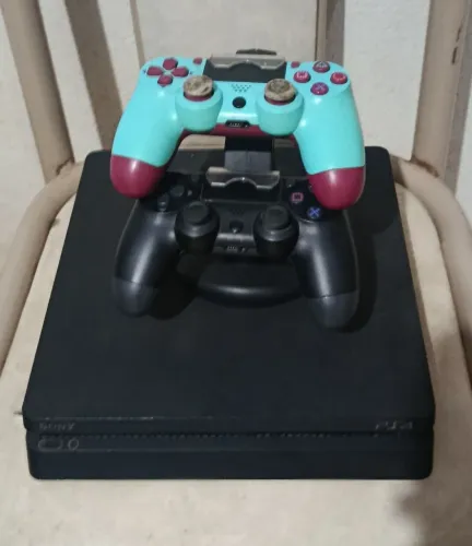 Vende se Playstation 4 em boas condições 