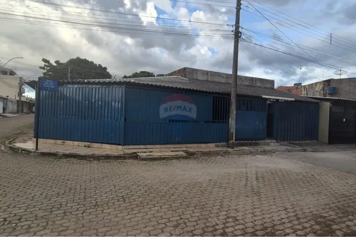 Vende se casa com 05 quartos, 02 quitinetes (ambas alugadas) e espaço para loja - QR 429 -