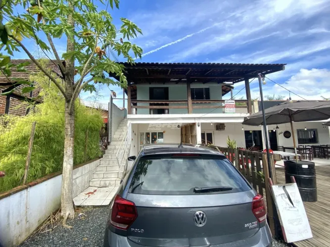Localizado no piso superior, o imovel contem 03 dormitórios, sala de estar com uma ampla v